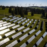 Romande Energie projette de mettre en service un nouveau parc photovoltaïque au sol. (archive) KEYSTONE/VALENTIN FLAURAUD